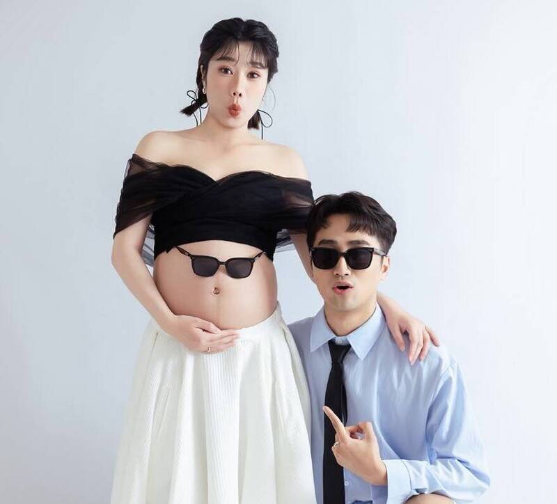 荒姨年初宣布與山姆老思做人成功，5月完成結婚登。（翻攝自臉書））