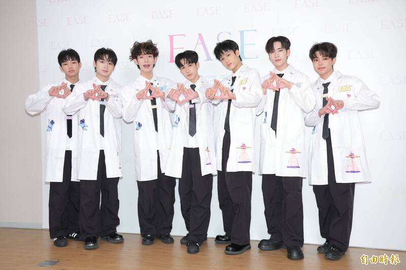 由鈞嘉、俊希、小新、彥旭、勝銘、至琦以及來自日本的加藤琉士組成的男團F.F.O。（記者王文麟攝）