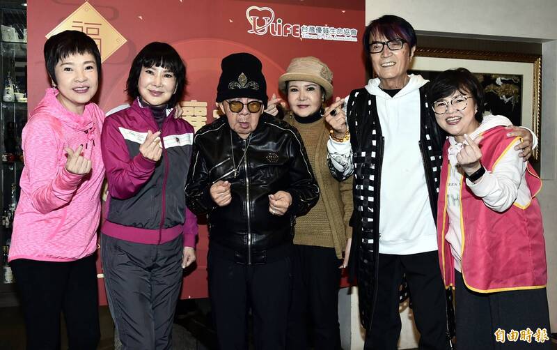 林沖（右二）堅持參與每一場公益探訪，右起為紀寶如、石中玉、林松義、司馬玉嬌、紀麗如。（資料照，記者陳奕全攝）