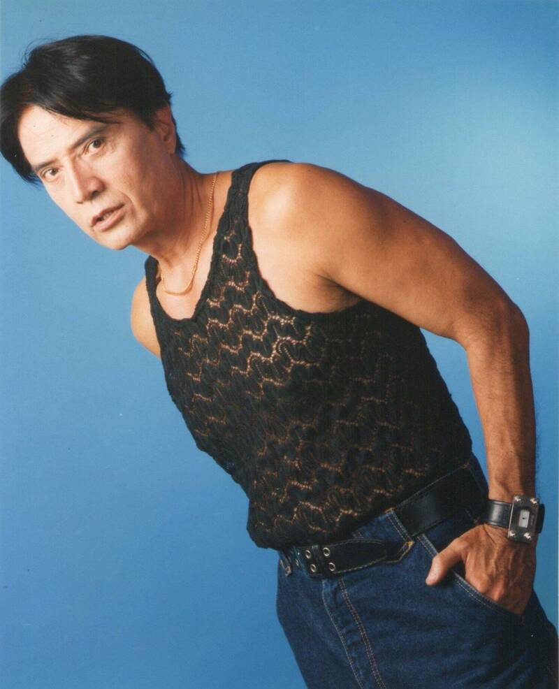 林沖61歲時進棚拍宣傳照，展現結實體格。（劉國煒提供）