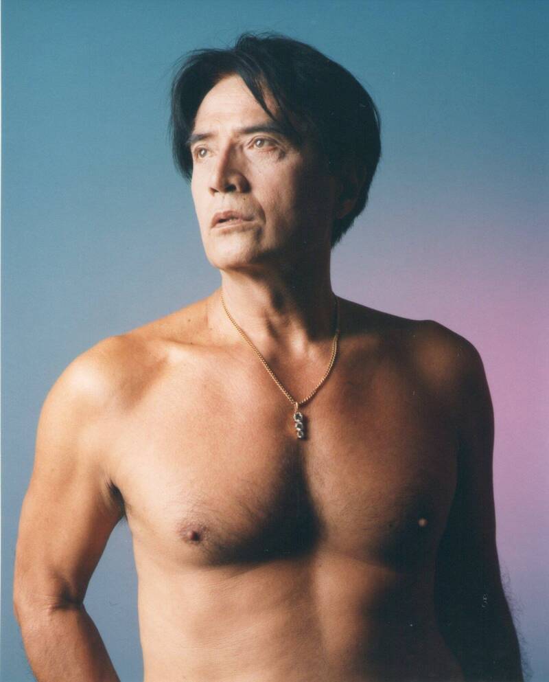 林沖61歲時進棚拍宣傳照，展現結實體格。（劉國煒提供）