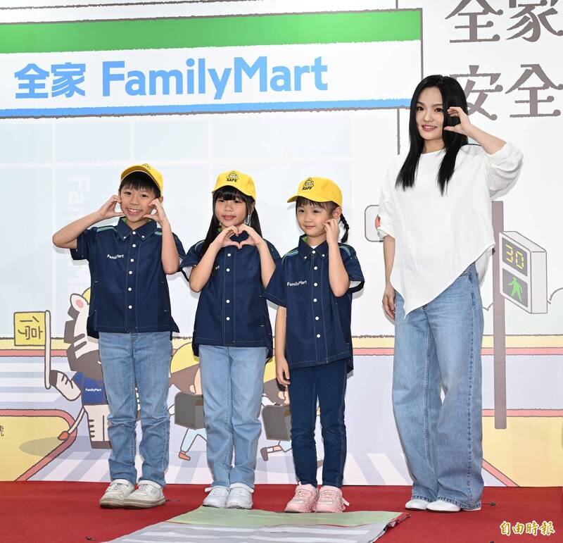 徐佳瑩為「小黃帽交通安全公益計畫」擔任代言人。（記者胡舜翔攝）