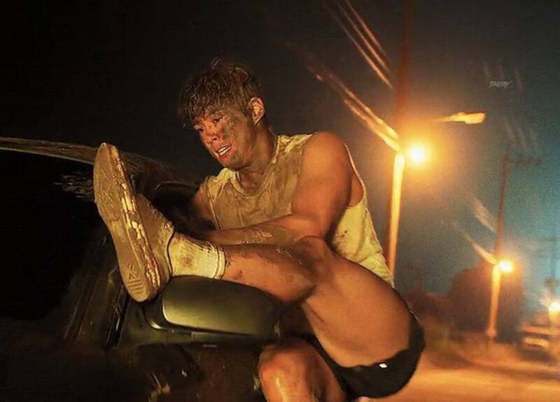 朴寶劍在新劇《健將聯盟》首播懸掛車上，令人膽顫心驚。（翻攝自Prime Video）