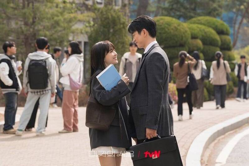 《未知的首爾》由朴寶英（左）、朴珍榮演出。（翻攝自tvN）