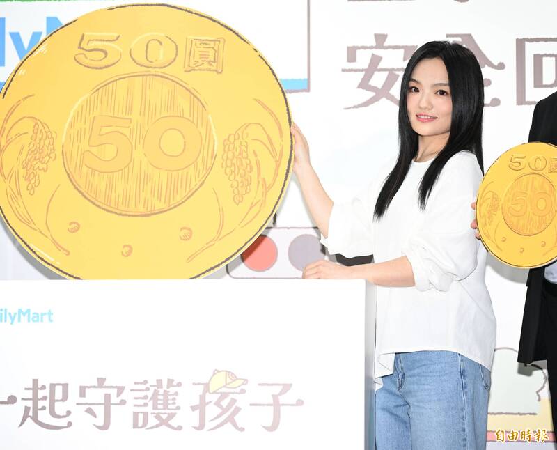 徐佳瑩為「小黃帽交通安全公益計畫」擔任代言人。（記者胡舜翔攝）