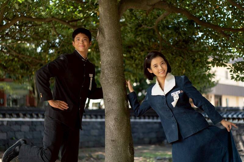 《苦盡柑來遇見你》朴寶劍（左）、IU的感情故事讓人又哭又笑。（本報資料照，Netflix提供）