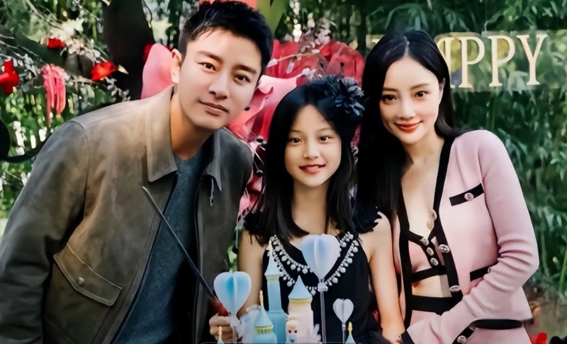 甜馨早前曬出一家子合照。（翻攝自微博）