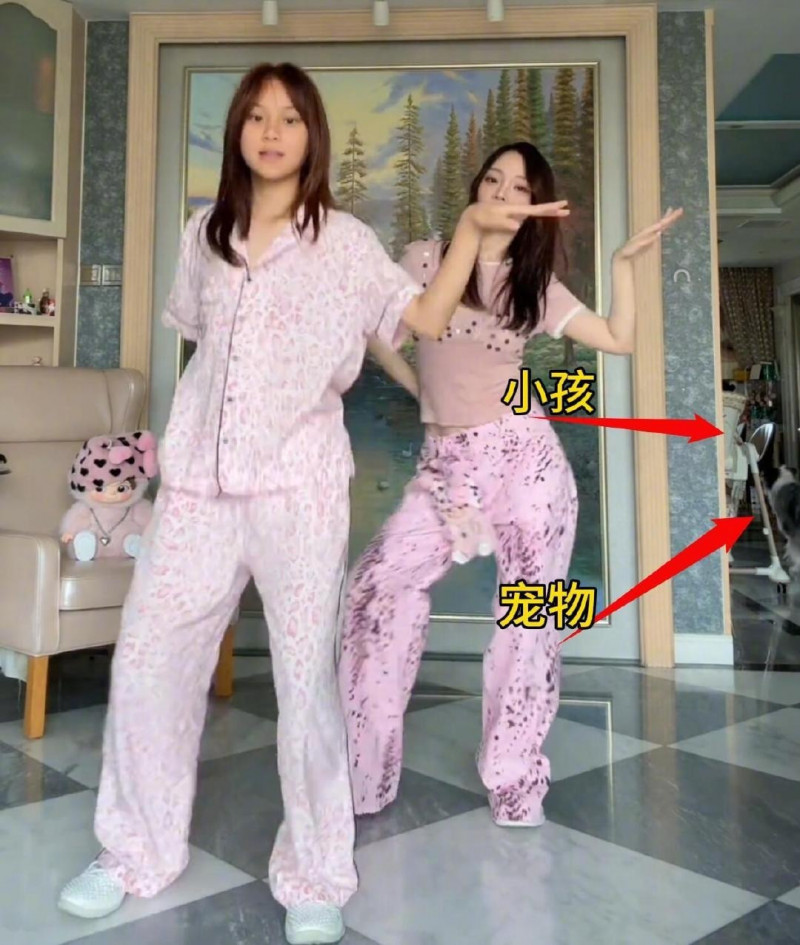 李小璐家中出現嬰兒餐椅，遭疑懷第二胎。（翻攝自微博）