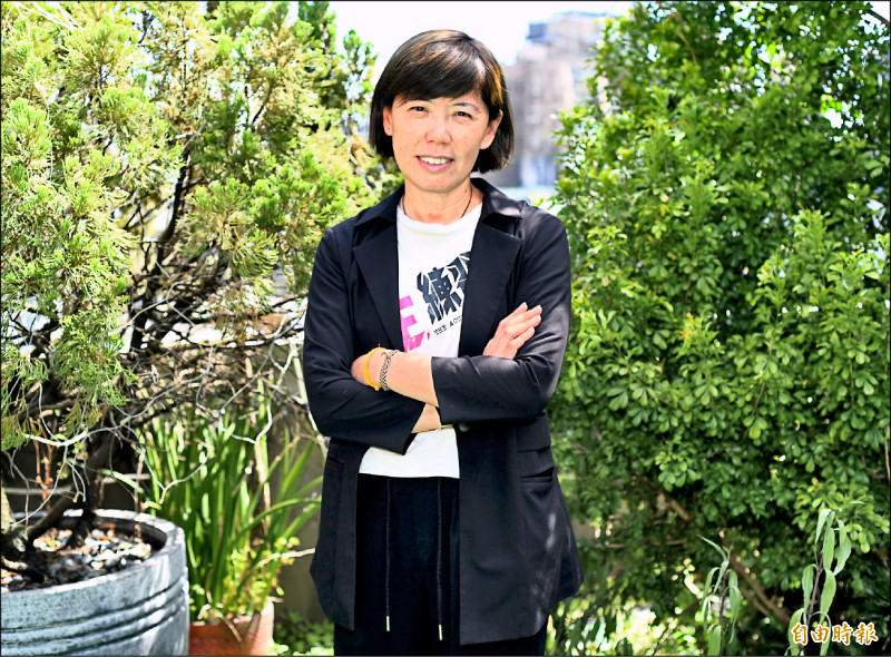 導演楊正欣將《民主，練習中》當作送給台灣人民的公民課，自豪穿上「打歌服」做宣傳。（記者陳奕全攝）