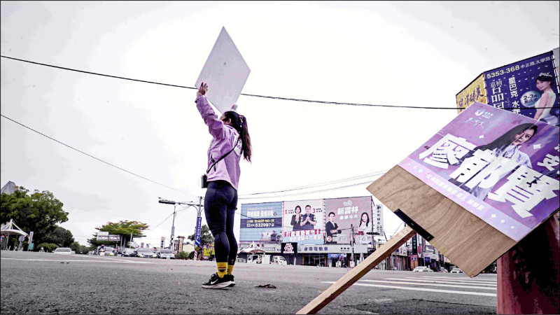 《民主，練習中》記錄主角之一的廖郁賢返鄉從政，面臨地方勢力的威脅與挑戰。（海鵬提供）