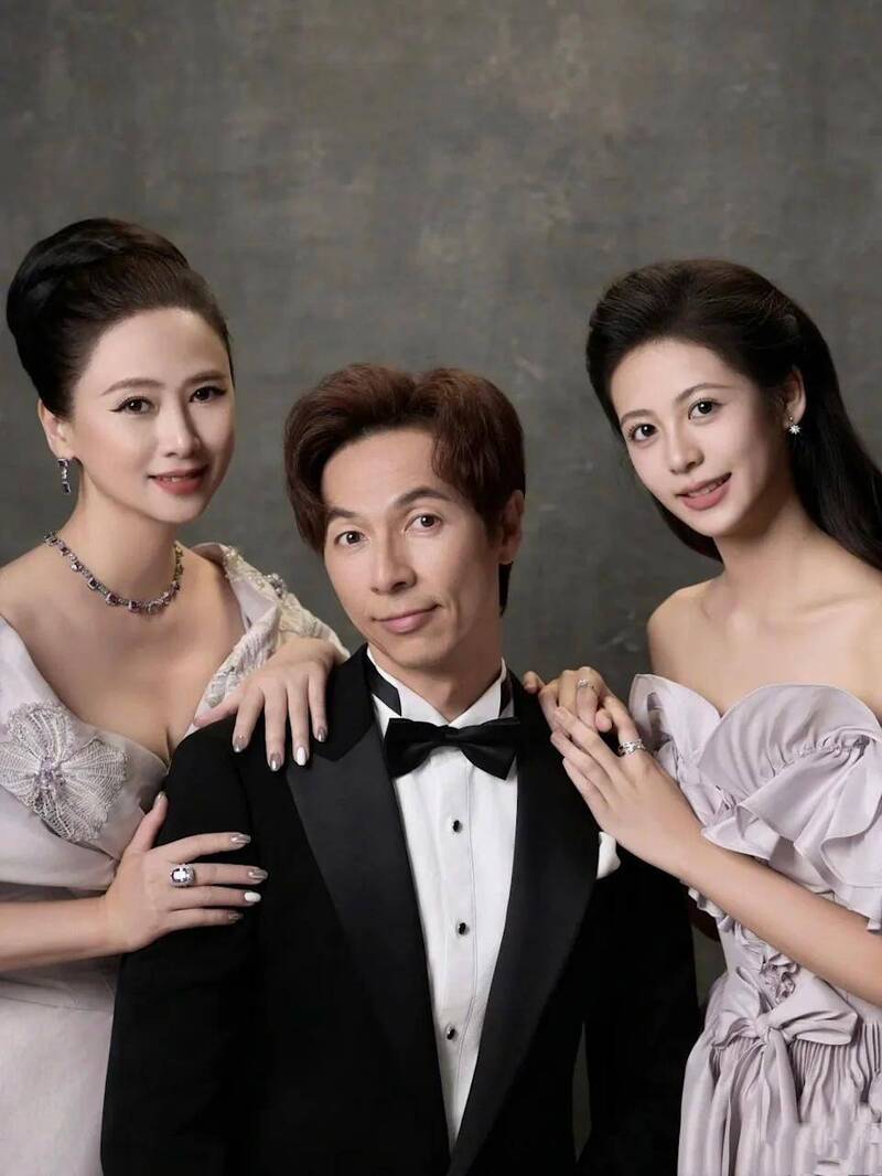 翁虹（左起）一家三口全家福，丈夫劉冠廷、女兒「小水晶」劉蒔。（翻攝自小紅書）