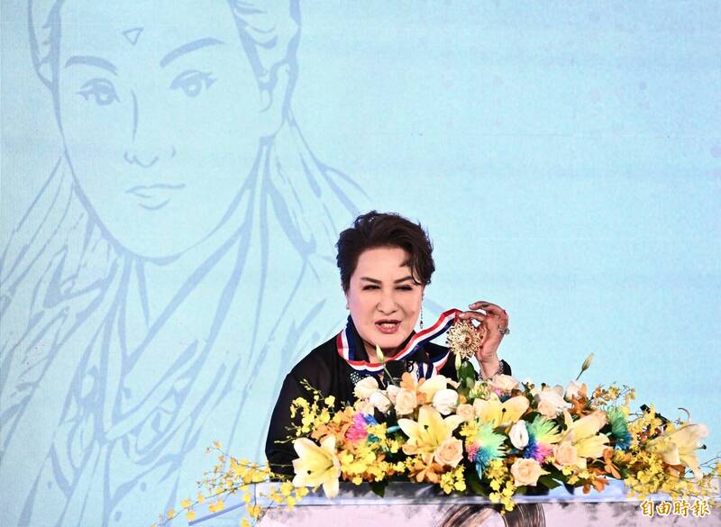 楊麗花上台致詞時心情很緊張。（記者陳奕全攝）
