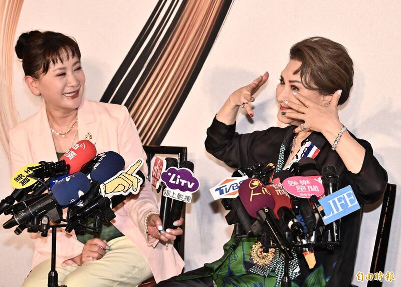 楊麗花（右）展示手上的首飾，左為陳亞蘭。（記者陳奕全攝）