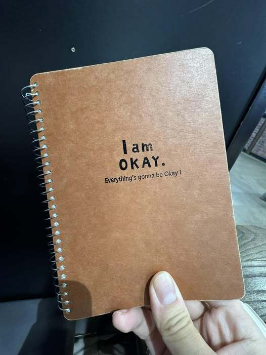 黃豪平撿到的「I m Okay」筆記本。（翻攝自黃豪平臉書）
