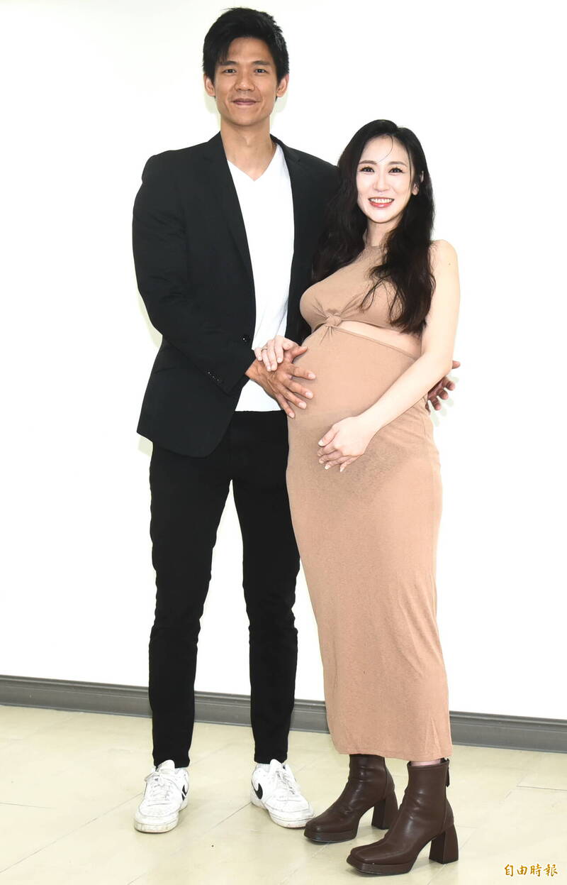 蔡允潔挺著孕肚，與老公出席活動。（記者陳奕全攝）