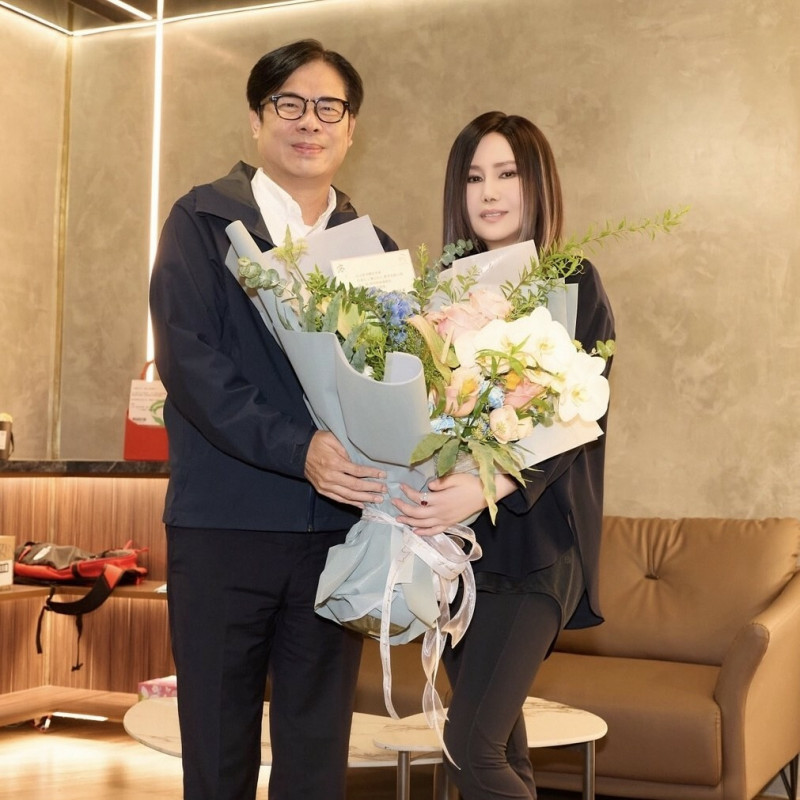 江蕙高雄復出開唱陳其邁送宵夜 網友:邁邁幹嘛姨母笑 - 自由娛樂