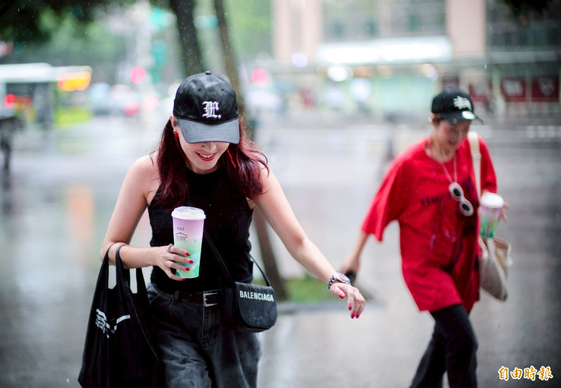 GD第二天!陳柏霖、曾國城都現身 台粉冒雨力挺:怎樣都愛你 - 自由娛樂