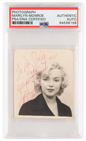 美國波士頓的RR拍賣公司近日售出1張好萊塢巨星瑪麗蓮夢露簽名的護照照片，成交價高達2萬1655美元（約新台幣62萬元）。（圖擷自「@RRAuction」X）