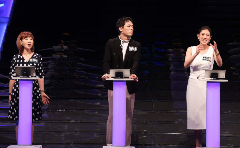 （右）朱芯儀、（左）王湘涵曾遭詐騙集團冒用社群，張瑞夫阿公險被冒充的「知名董座」騙取個資。（公視提供）