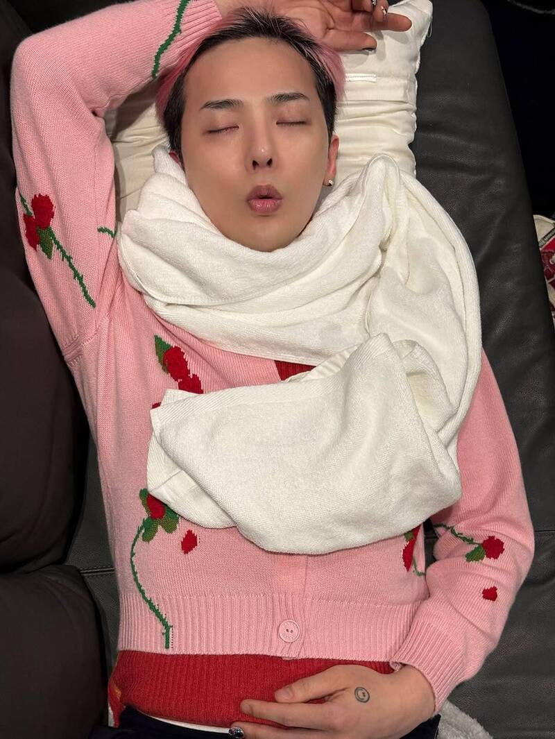 GD躺在沙發上休息。（翻攝IG）