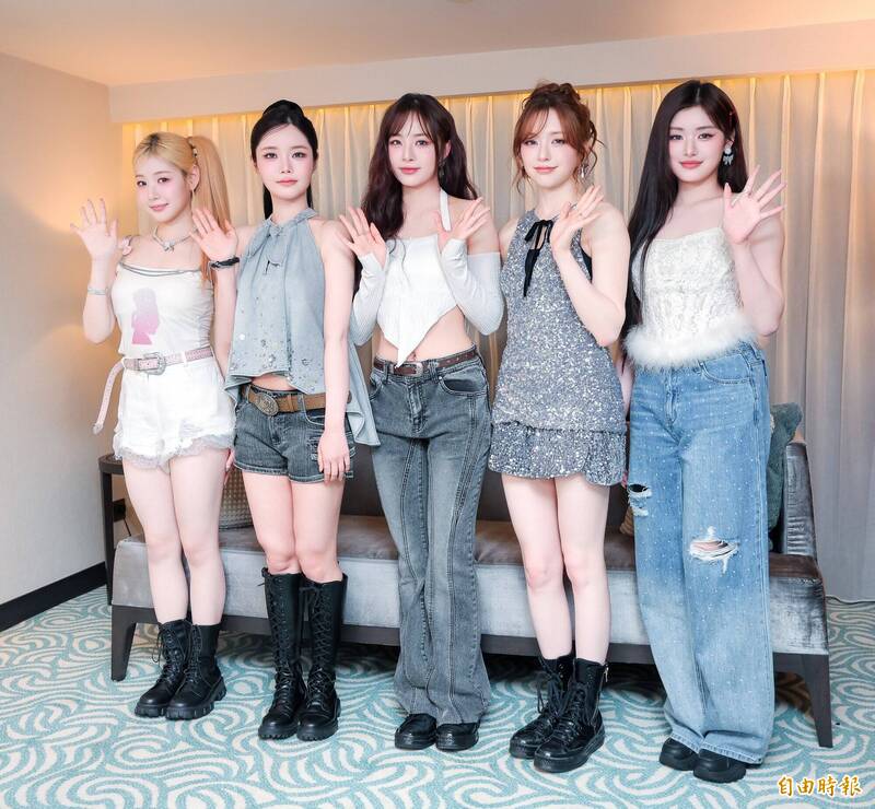 YEWON（左起）、KEENA、HANA、CHANELLE MOON、ATHENA（楊子嫻）二度來台。（記者王文麟攝）