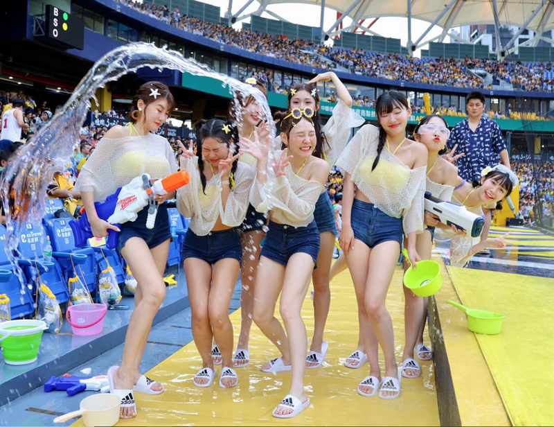（影）好噁！涼水祭傳「水槍裝尿液」 還有啦啦隊雙眼被噴紅