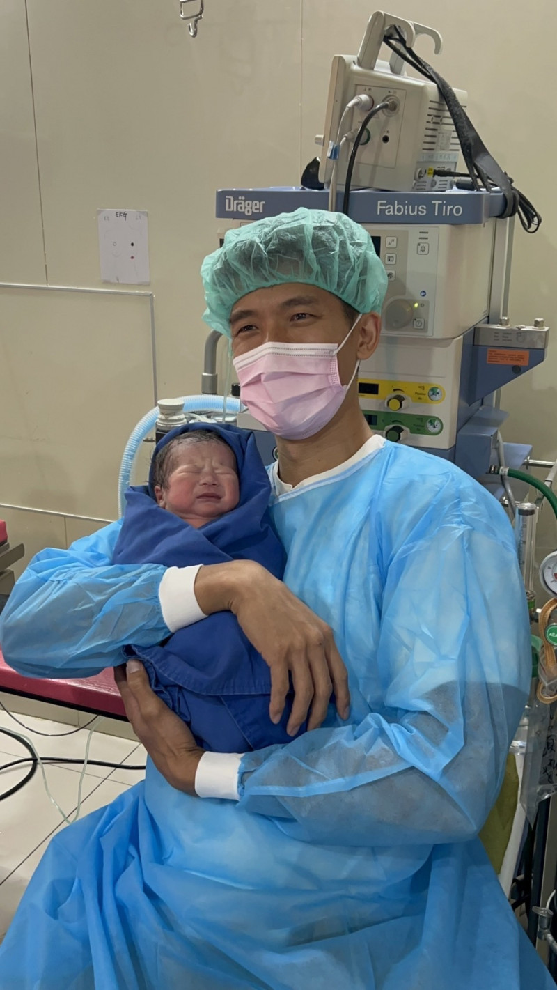 Fraser看到兒子興奮感動，小福寶初判像媽媽。（紅心字會提供）