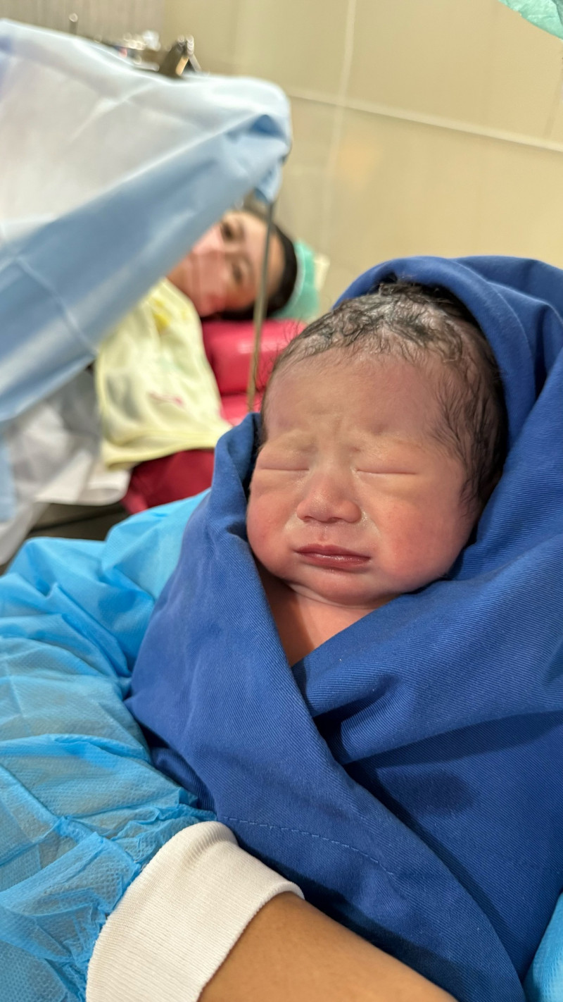蔡允潔剖腹生二寶，老公喊像媽媽。（紅心字會提供）