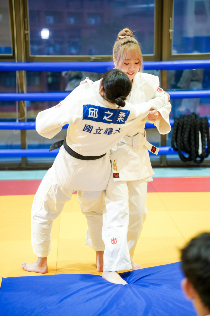 李佳俐擔任《運動沒那麼難》主持人。（公視+提供）