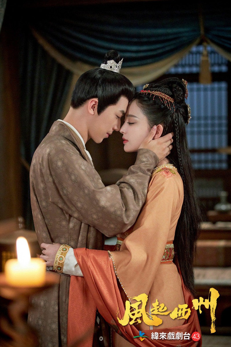 許魏洲（左）與古力娜扎在《風起西州》中有許多親親場面。（緯來戲劇台提供）