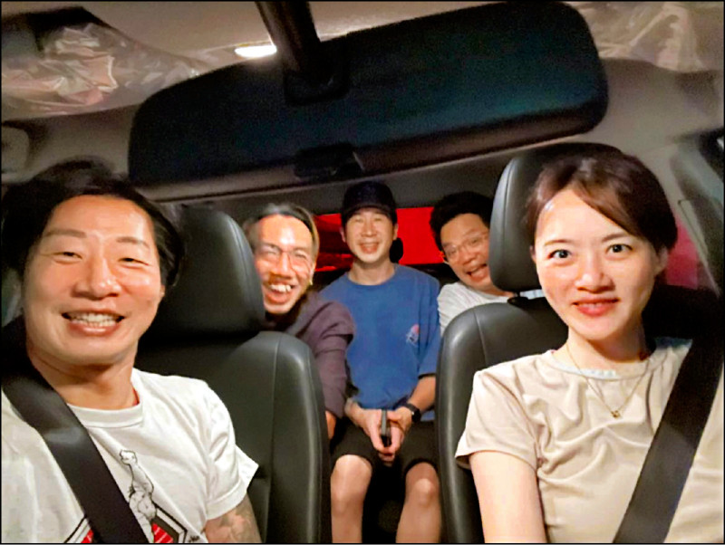 Doris為了芬蘭生活，日前考取駕照，開心載團員上路。（翻攝臉書）