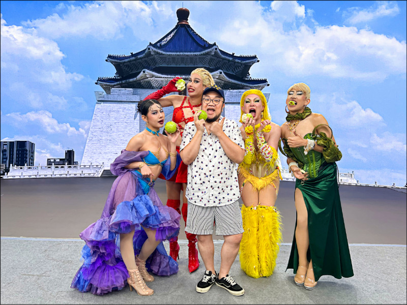 導演葉天倫（中）希望以快節奏歌曲《投罷》號召大家出來投票，更找來灣島皇后在MV大展魅力。（Taiwan Action提供）