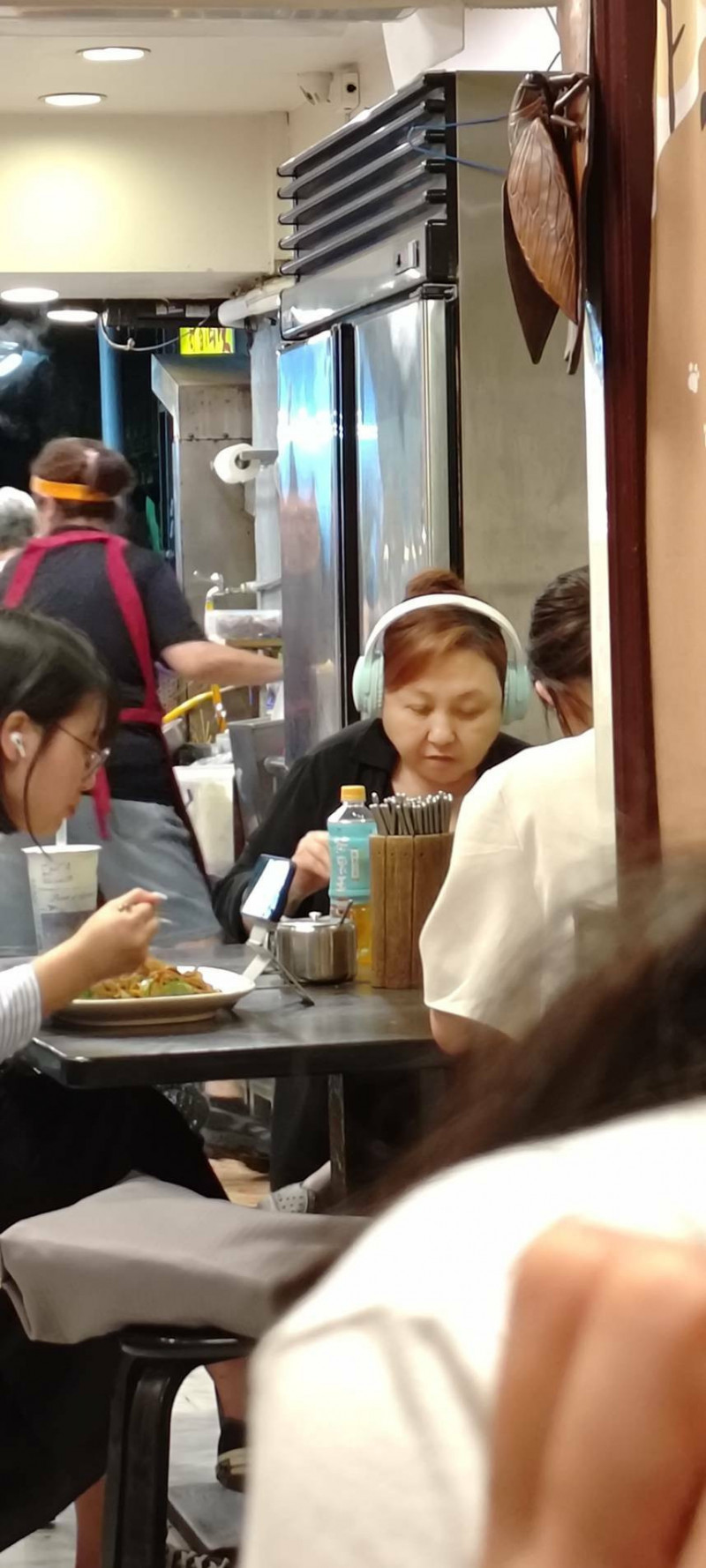 民歌天后鄭怡獨自用餐，神情看來落寞。（記者潘少棠攝）