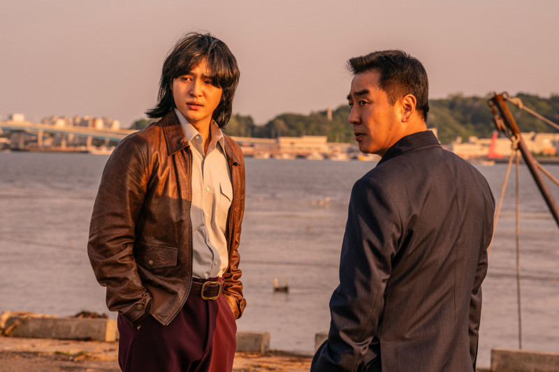 柳承龍（右）、梁世宗在《下流大盜》演出叔姪，戲外情同父子。（Disney+提供）