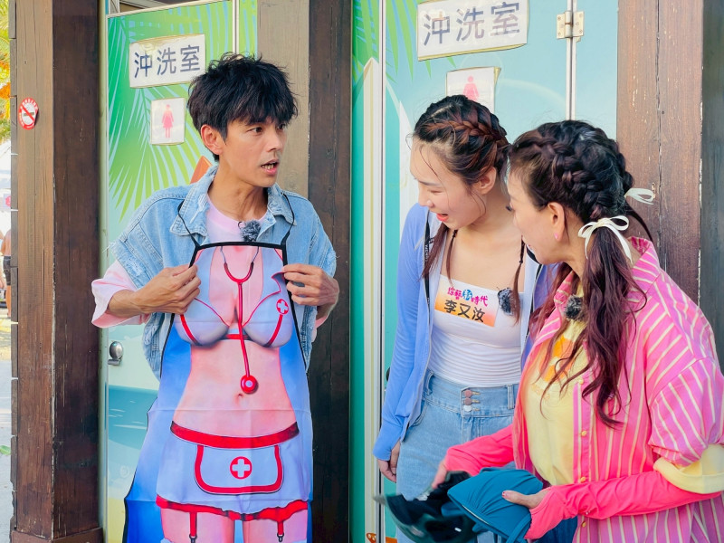 阿翔換上護士造型的性感道具服。（民視提供）