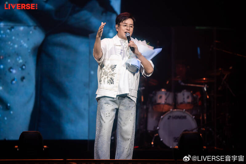 譚詠麟自去年11月因病臨時取消演唱會，目前人已恢復健康，正忙於「AlanTam經典傳奇巡迴演唱會」。（翻攝自微博）