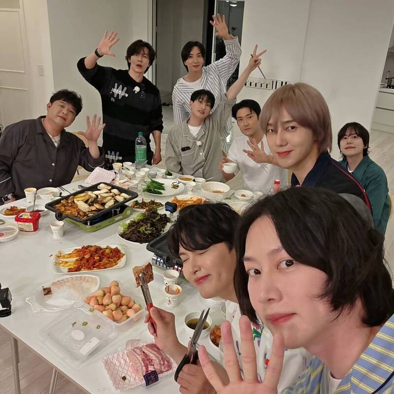 希澈（右）的首Po即播畢的20週年Super Junior團綜《Woke Up to Super TV》合照。（翻攝自IG）