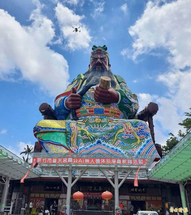關公不但是商人的財神，是讀書人的文昌神，更被軍警界視為武神。圖為新竹市普天宮關公神像。（資料照，記者洪美秀攝）