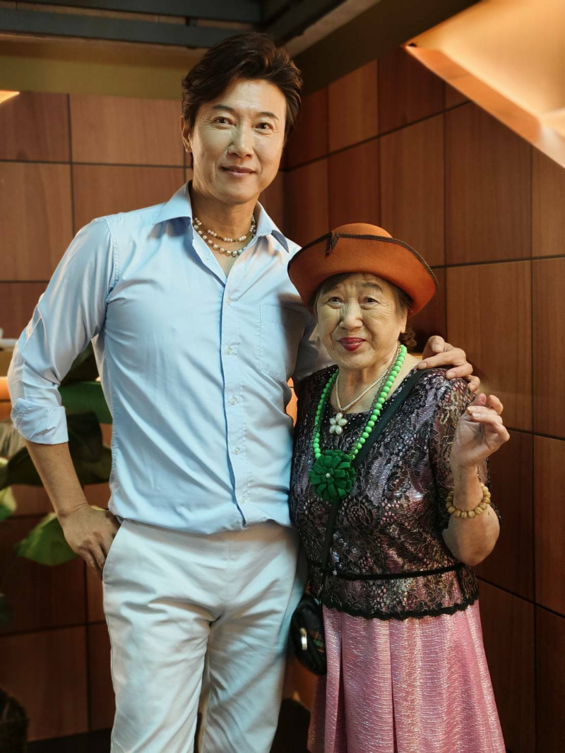 陳鴻用愛陪伴中度失智症母親。（年代提供）