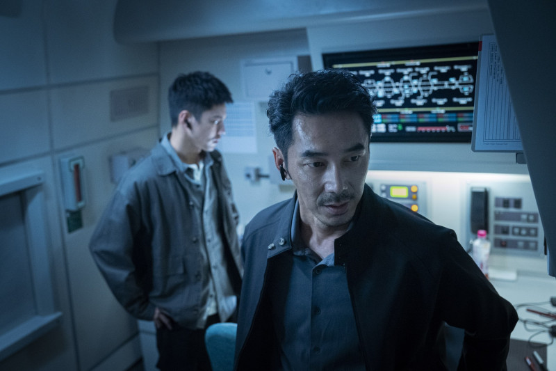 李李仁（右）在《96分鐘》中有場驚魂未定的激烈打戲，他笑稱差點看到人生跑馬燈。（華影國際提供）