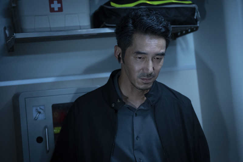 李李仁在《96分鐘》飾演警察局長，為追查未解的炸彈案真相，登上南下列車展開調查。（華影國際提供）