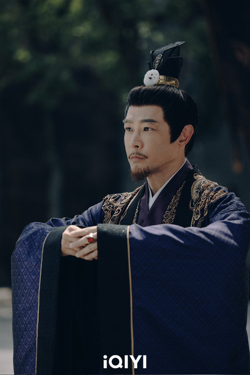 黃維德在《書卷一夢》飾演操控朝局多年的大靖宰相反派「高長隱」。（愛奇藝國際站提供）