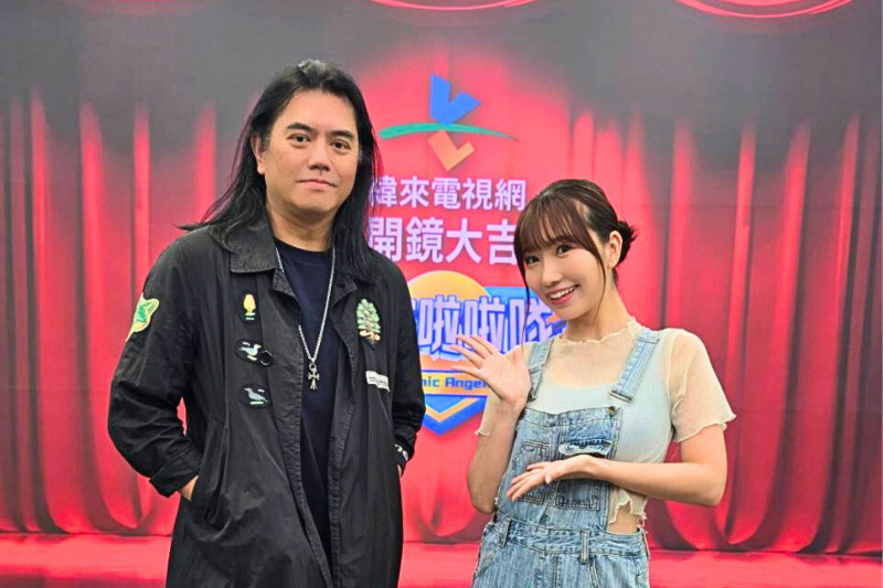 《宇宙啦啦隊》舉辦開鏡儀式，左起製作人B2（左）、海選主持人麻由。（緯來提供）