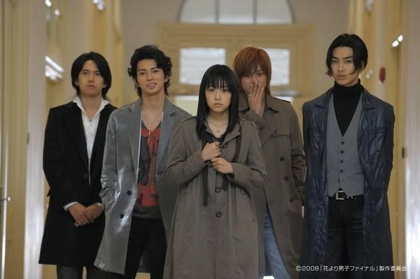 日版《流星花園》當年的演員群阿部力（左起）、松本潤、井上真央、小栗旬、松田翔太如今都已是大明星。（取材自日網）