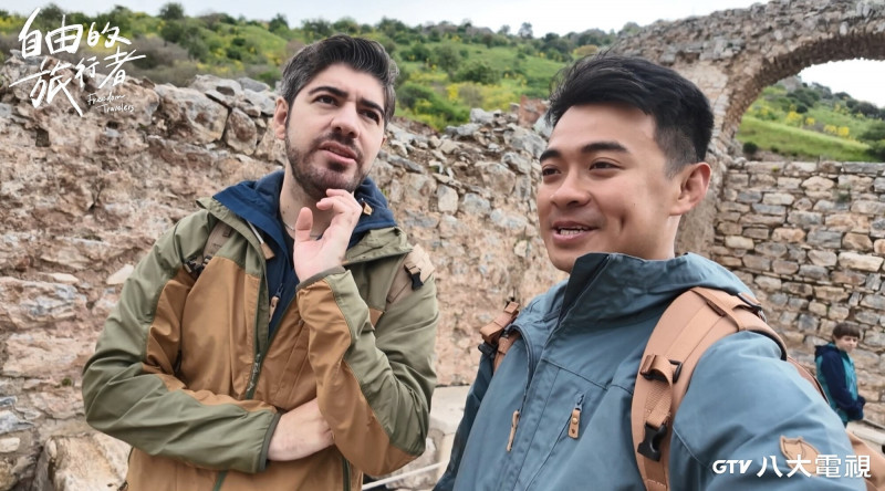 融融（左）與圖佳看到古羅馬時期的公廁遺址，立刻變成好奇寶寶。（八大提供）