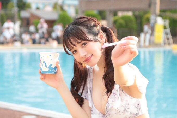 日本AV女優五日市芽依透露，自己喝醉的兩部片銷量都很好。（翻攝自IG）