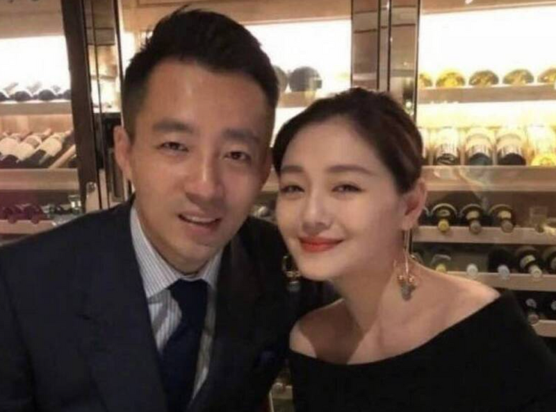 大S（右）過世後，一雙兒女交由生父汪小菲照顧。（翻攝自臉書）