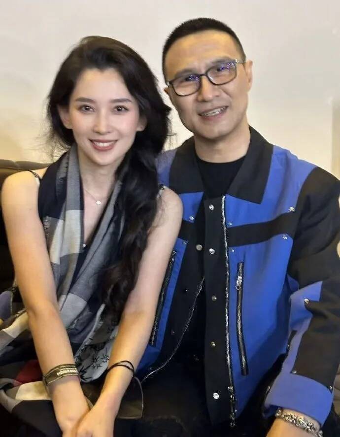 汪峰（右）與現任女友「森林北」李巧。（翻攝自微博）