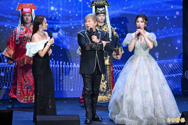 胡瓜（中）今（19）日擔任歌手陳怡婷演唱會嘉賓。（記者胡舜翔攝）