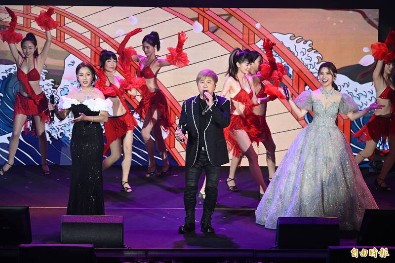 胡瓜（中）今（19）日擔任歌手陳怡婷演唱會嘉賓。（記者胡舜翔攝）